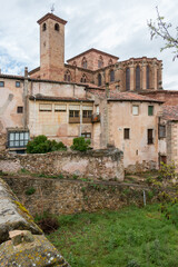 edificios de viviendas y vista de la catedral de Sigüenza en la provincia de Guadalajara, España