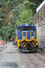 Tren azul en Aguas calientes Perú, ciudad de machupichu, selva, montañas, paseos, travel,...