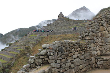 Vacaciones aguas calientes perú, Montaña de Machupichu turismo aventura. Montañas con niebla...