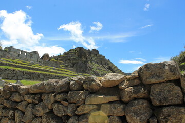 Interior de Machupicchu, dia soleado, escaleras Terrazas machu picchu, las 7 maravillas del mundo, vacaciones, montañas en perú, travel in cuzco mountain. 
