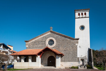 Fachada frontal da Igreja de Santa Ana em Hendaya no País Basco