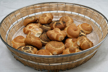 Cesto ovalado con Bodegón de diferentes panes y hogazas