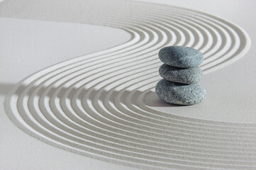 Jardin ZEN japonais avec pierre yin yang en sable texturé