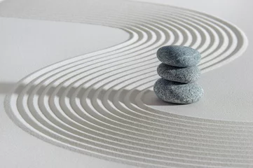 Foto auf Glas Japanischer ZEN-Garten mit Yin-Yang-Stein in strukturiertem Sand © Wolfilser