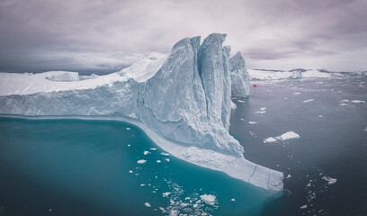 Icebergs gigantes flotando el en mar desde punto de vista aéreo en panoramica