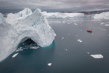 Icebergs gigantes flotando el en mar desde punto de vista aéreo en panoramica
