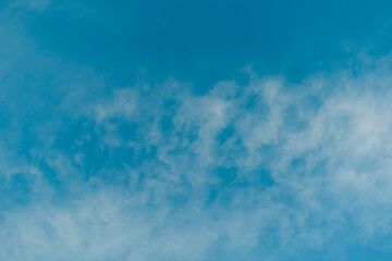 nubes cirros, en cielo azul, abstracto, blanco y azul 