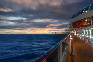 Navire de croisière en navigation en pleine mer.