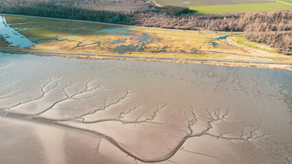 Luftaufnahmen von dem norddeutschen Wattenmeer an der Eider, Nordsee. Im Schlick und Watt sind bei...