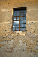 Fototapeta na wymiar Cracked paint on a wall and windows detail - via pier andrea mattioli - Sienna - Tuscany - Italy