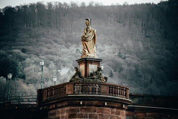Atemberaubende Aussicht auf ein Denkmal in Heidelberg © Michael Kutza/Wirestock