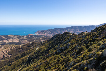 Vue sur Banyuls-sur-Mer et Côte Vermeille au bord de la Méditerranée depuis le Massif des...