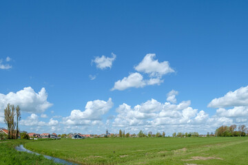 Fototapeta premium Het voormalige eiland Marken in het IJsselmeer, kenmerkt zich door kleurrijke huisjes die dichtopeen staan op de werven en ademt de sfeer van vroeger uit.