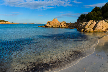 Les plages paradisiaques   de la Costa Smeralda du nord de la Sardaigne avec l'eau turquoise et les roches de granit sous le soleil et le ciel bleu