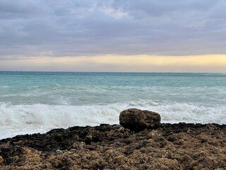 Sasso in riva al mare