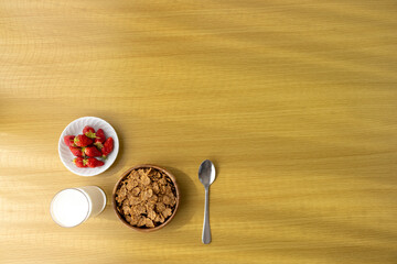 朝食のイメージ（フレーク、苺、牛乳）