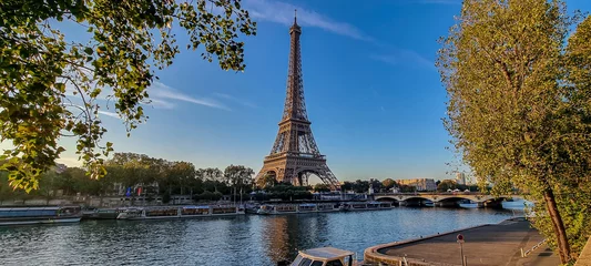 Zelfklevend Fotobehang Mooie foto van bomen op de achtergrond van de rivier de Seine en de Eiffeltoren. © Paramedicabroad/Wirestock