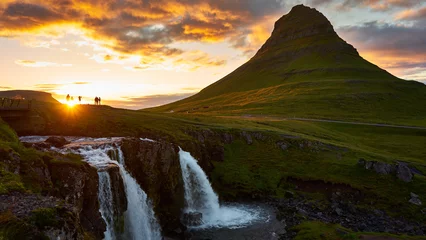Crédence de cuisine en verre imprimé Kirkjufell Vue panoramique sur la montagne Kirkjufell et les cascades de Kirkjufellsfoss au lever du soleil en Islande