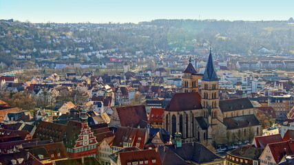 Herrlicher Blick von oben auf Altstadt von Esslingen mit Stadtkirche und Rathaus unter blauem Himmel