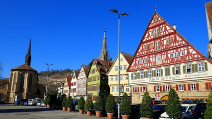Esslingen Marktplatz mit  schönen Fachwerkhäusern und zwei Kirchen unter blauem Himmel 