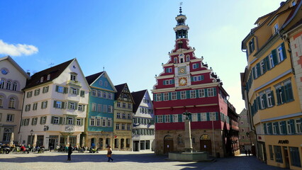 Obraz premium mittelalterlicher Marktplatz von Esslingen mit alten Rathaus und astronomischer Uhr unter blauem Himmel