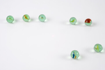 Grupos de canicas sobre fondo blando, conceptual