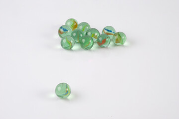 Canicas en grupo y canica solitaria, conceptual grupos de personas