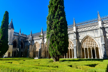 Fototapeta premium Königlicher Kreuzgang und Garten im Kloster von Batalha, Portugal 