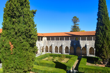 Fototapeta na wymiar Kreuzgang und Garten im Kloster von Batalha, Portugal