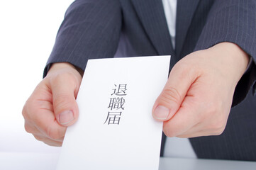 退職届を持つ女性