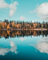 Fotobehang Turquoise Verticale opname van de prachtige herfstnatuur aan het meer