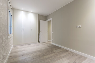 Empty room in apartment for rent