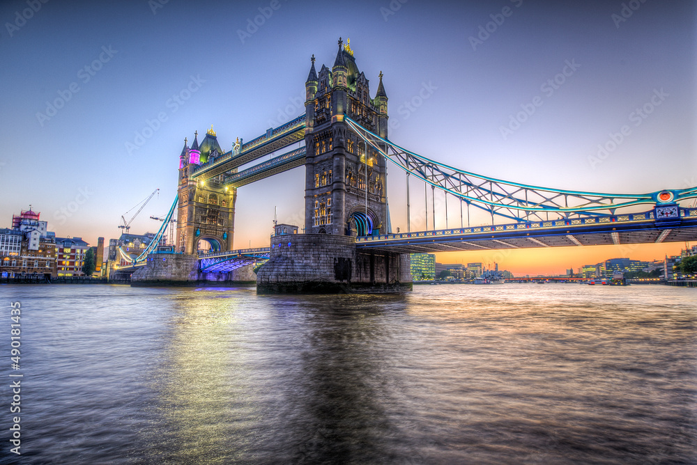 Poster mesmerizing view of the tower bridge with the reflection of lights in the thames in the sunset