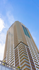 Fototapeta na wymiar Exterior of high-rise condominium and refreshing blue sky scenery_w_28
