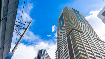 Exterior of high-rise condominium and refreshing blue sky scenery_w_40