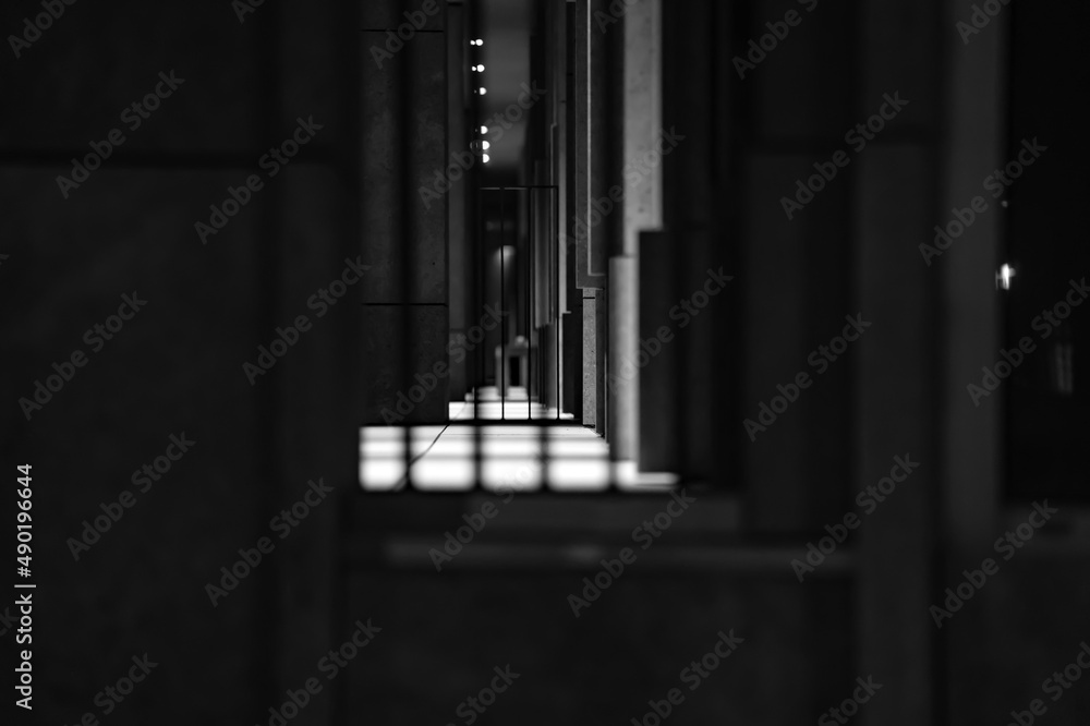 Poster grayscale of an empty building at night in berlin