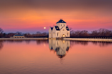 Beautiful shot of a historic building on a lake shore at sunset in Louisville, Kentucky - obrazy, fototapety, plakaty
