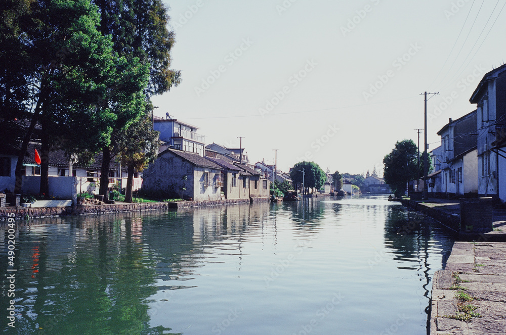 Poster beautiful shot of old houses near the lake