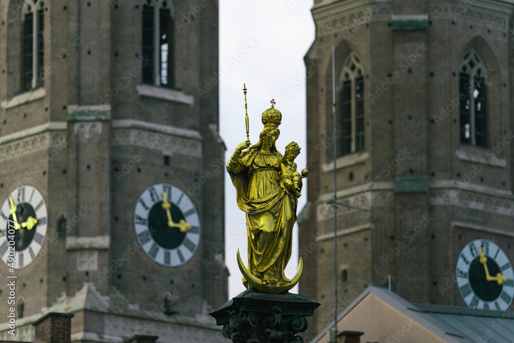 Sticker Virgin Mary statue a the Marienplatz, Munich, Germany, with Frauenkirche in the background