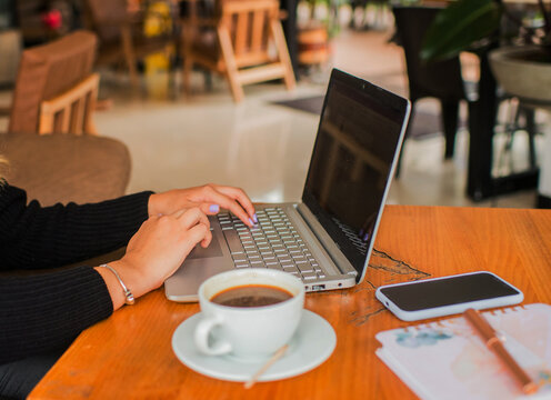 Mujeres Ejecutivas Trabajando Desde Casa En Los Computadores	