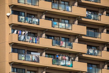 晴れた日の集合住宅のベランダに干された洗濯物