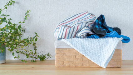 白い壁の部屋｜洗濯物の入った籠