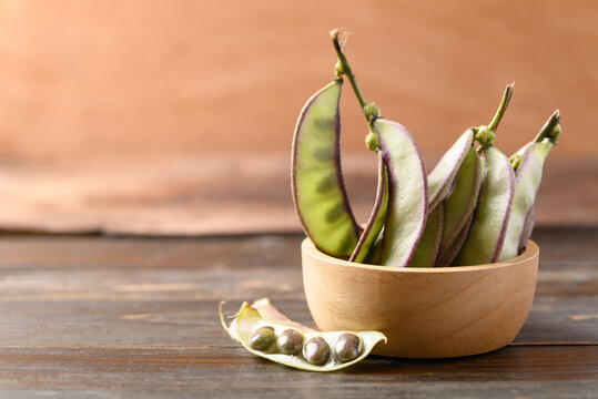 Asian Hyacinth bean in bowl on wooden background