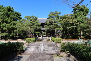 San-mon Gate in the precincts of Kennin-ji Temple at Gion in Kyoto City in Japan 日本の京都市の祇園にある建仁寺境内の山門