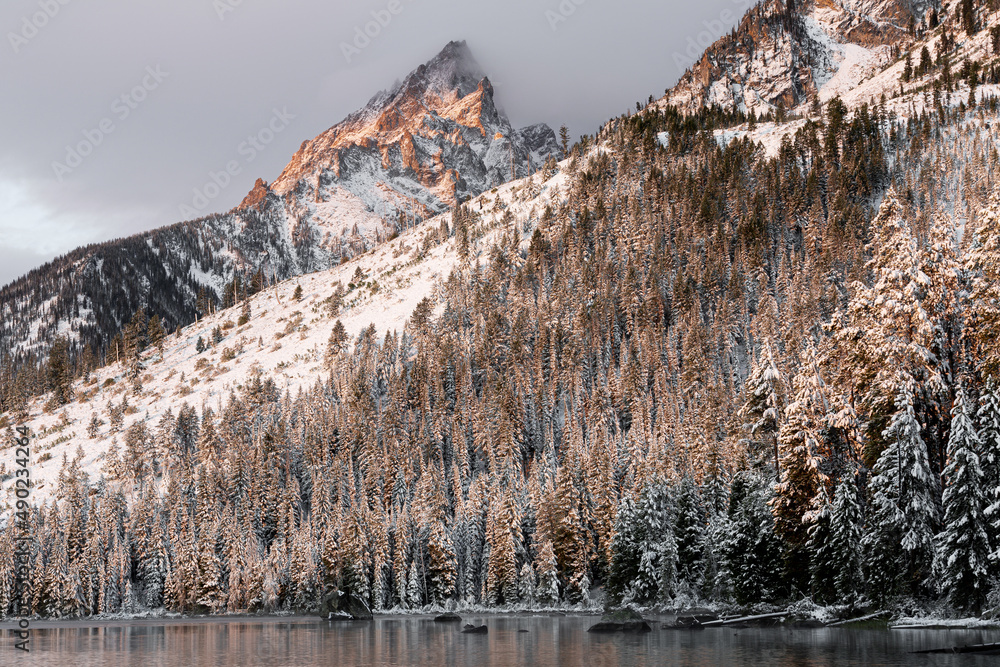 Sticker Beautiful shot of Jenny Lake in Grand Teton National Park during first snow of the year