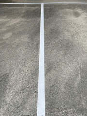 駐車場を区分けする白い線