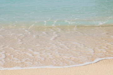 穏やかな波のきれいなビーチ