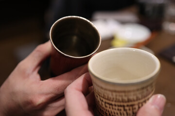 大きめのお猪口で乾杯する