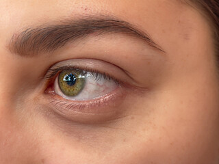 Obraz premium closeup of a beautiful intense yellow eye. yellow woman eye