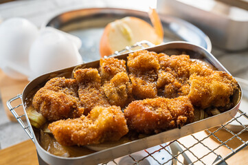 メスティンの蓋で作るカツとじ
